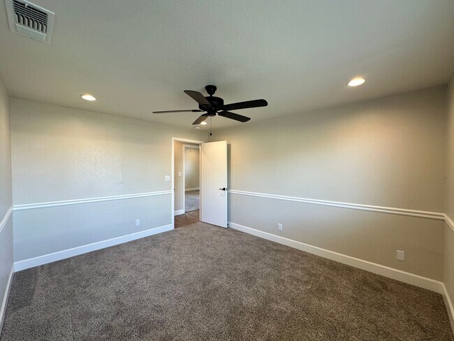 Building Photo - 4 Bedroom Home on Half Acre Lot