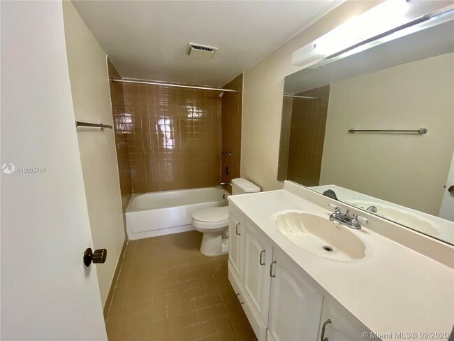 Building Photo - 9686 Fontainebleau Blvd