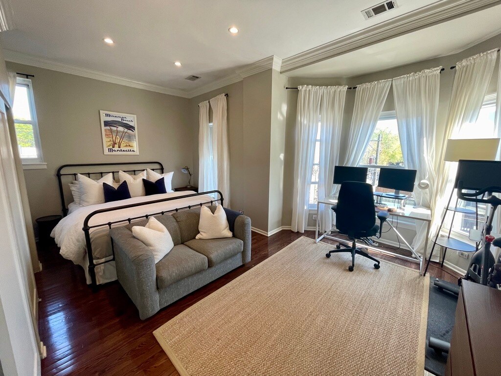 Building Photo - 916 W Wisconsin St