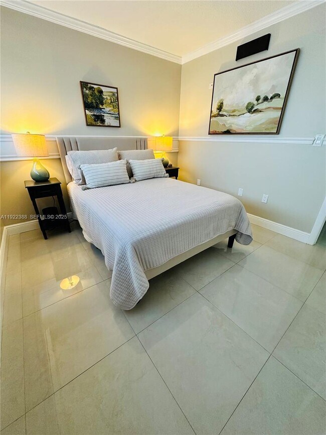 Building Photo - 1700 NW N River Dr