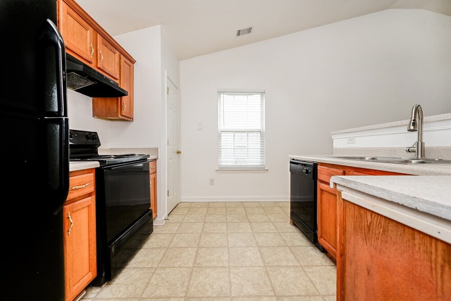 Building Photo - 2167 Red Oak Cir