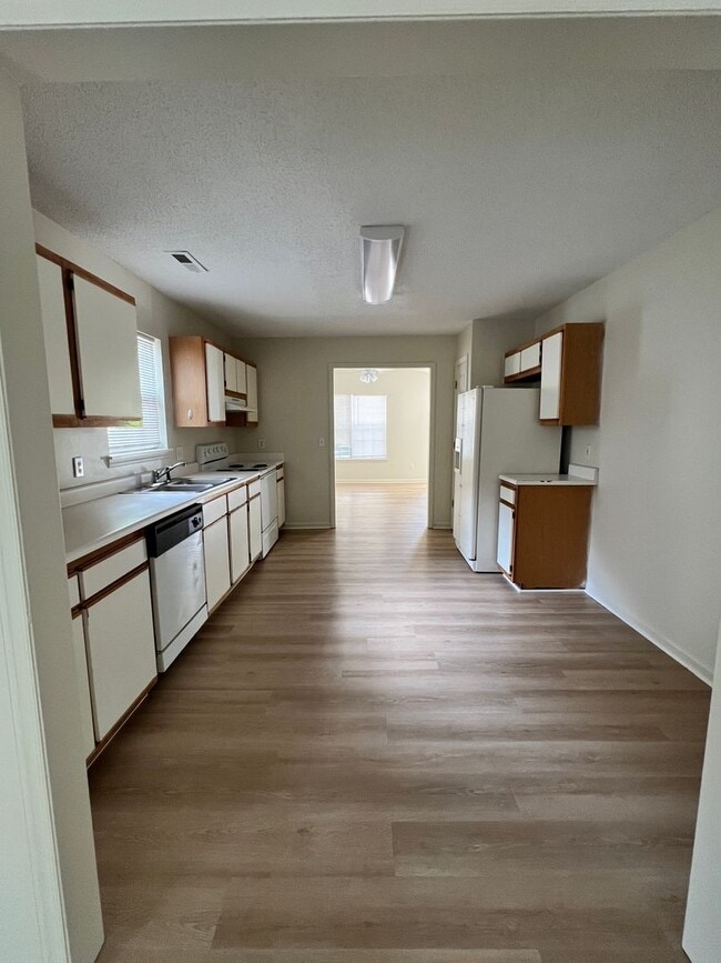 Building Photo - 3 Bedroom 2 Bath House on Peachtree Avenue...