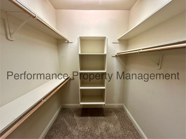 Building Photo - Gorgeous 2 Bed/2.5 Bath + Office w/ Lake V...
