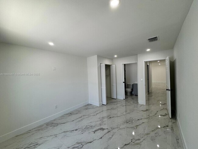 Building Photo - 11000 SW 47th Terrace
