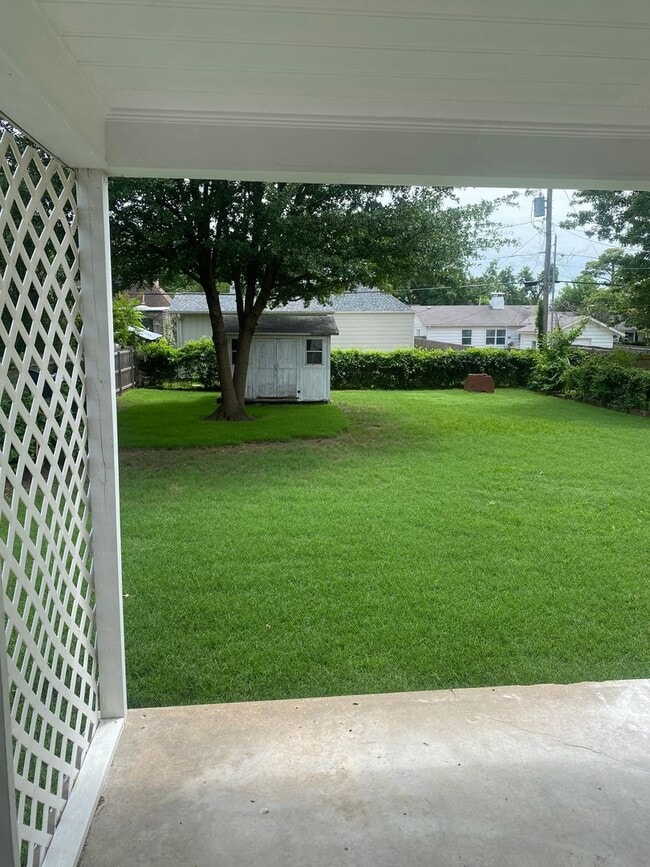 Building Photo - Charming cottage with recently updated kitchen and bath