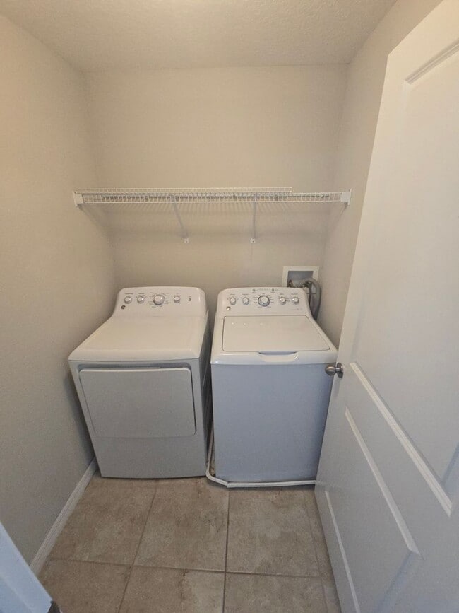 Building Photo - Town House 3/2.5 in Riverview
