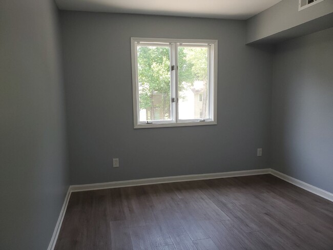 Building Photo - 1/2 off 1st months Rent move in special!!!...