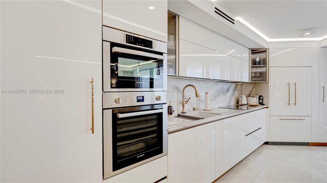 Building Photo - 16711 Collins Ave