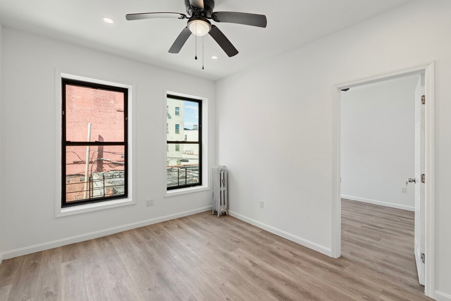 Living room - 2077 Dean St