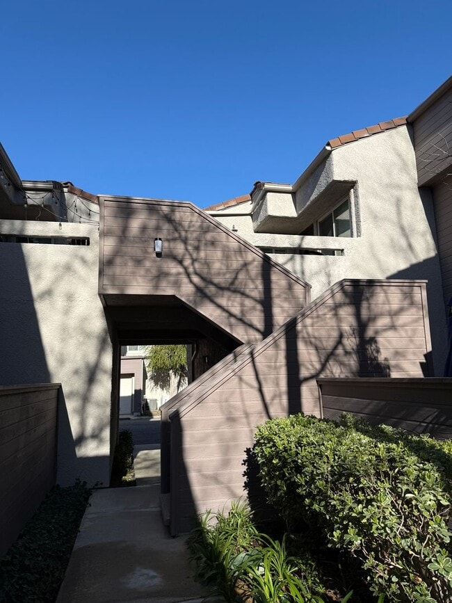 Building Photo - 2 bedroom, 1 bath townhome in great location