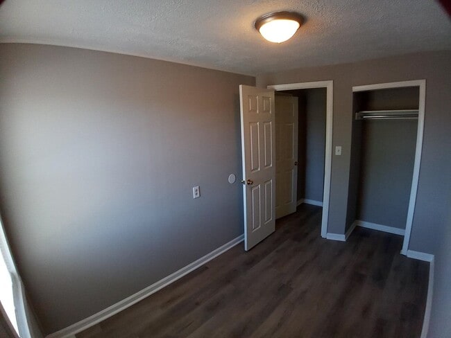 Building Photo - 3Br/1.5Ba Fully Renovated Townhouse