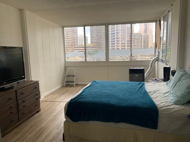 Building Photo - 425 Ena Rd