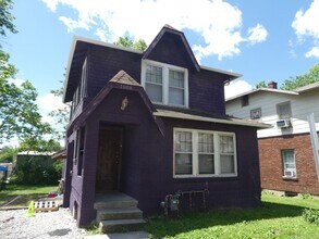 Building Photo - 2 Bedroom Home-Downtown