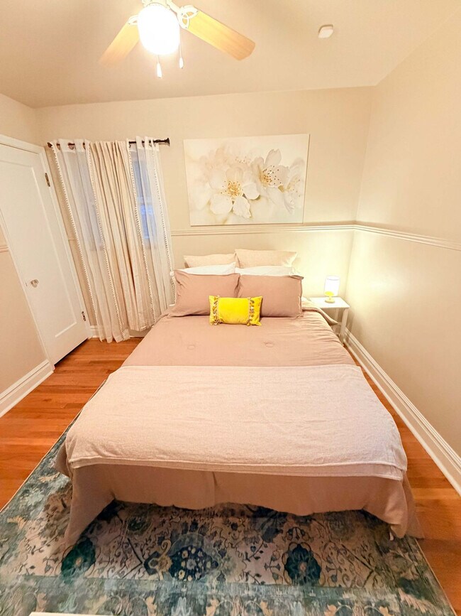 Building Photo - 2933 Ivanhoe St