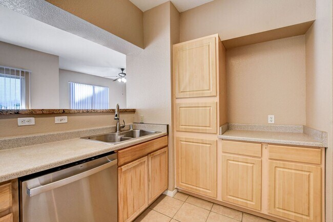 Building Photo - LOCATION! LOCATION! LOCATION! Move-in read...