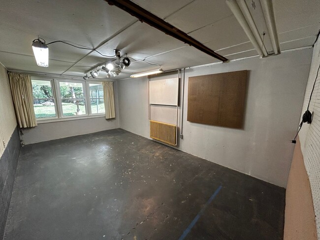Building Photo - Dexter House for Rent - Walking Distance t...