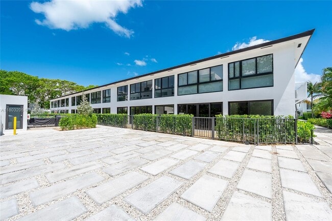 Building Photo - 204 Sunrise Dr