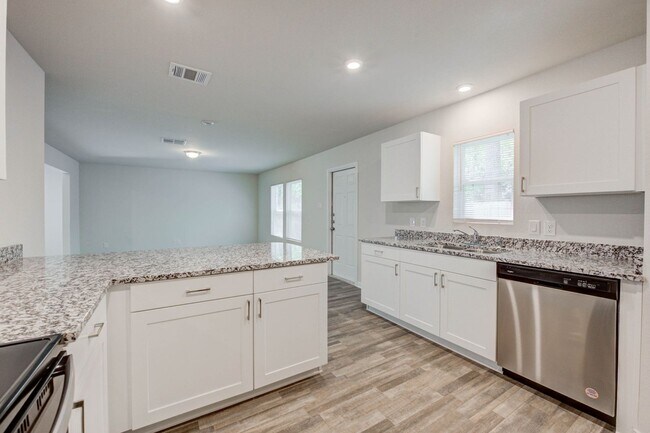 Building Photo - 4 bedroom home in Conroe!