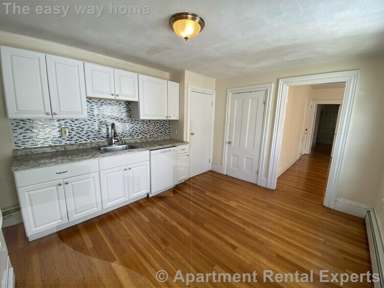 Building Photo - 112 Thorndike St