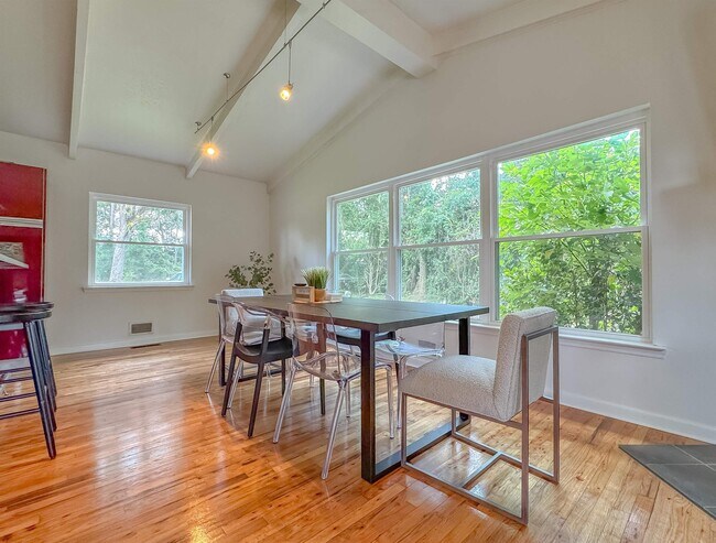 Building Photo - 1044 Seminole Dr