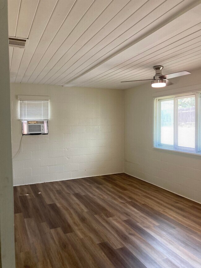 Building Photo - 1635 River Oaks Dr