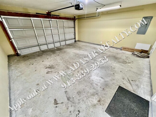 Building Photo - Like New Ranch in Spring Hill-Available in...
