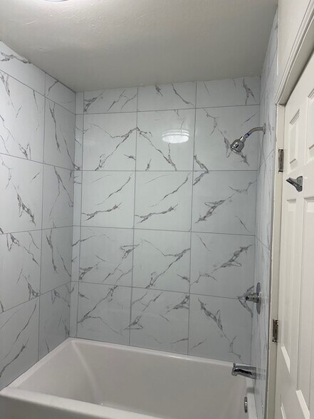 Building Photo - 637 W 41st St