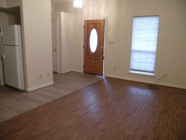 Building Photo - 820 Tangle Oaks Dr