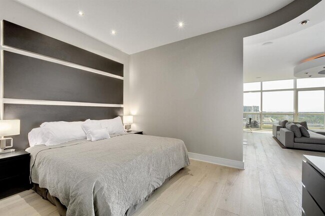 Building Photo - 555 E 5th St.