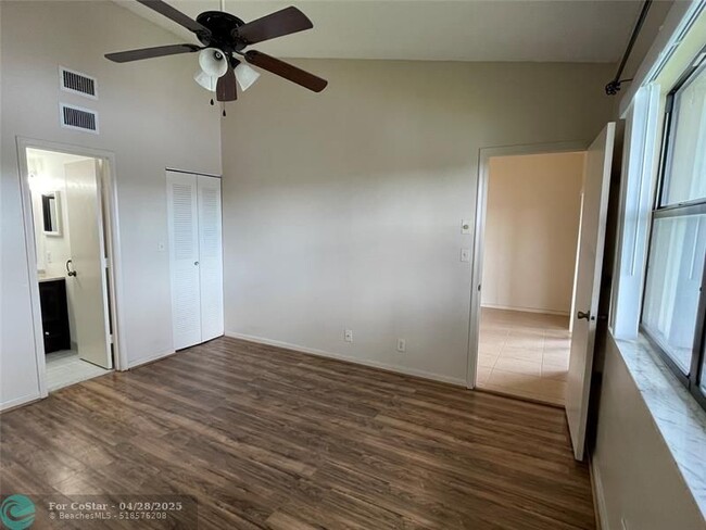 Building Photo - 9898 Nob Hill Ct