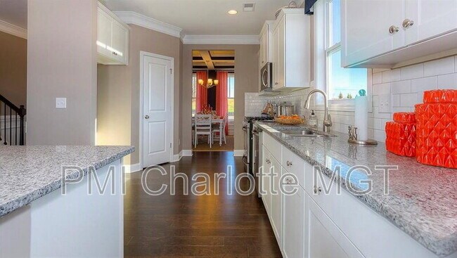 Building Photo - 1120 Walbury Hl