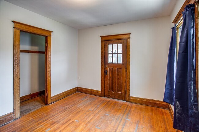 Building Photo - 105 Laburnam Crescent