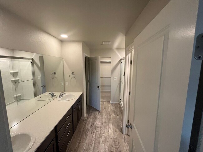 Building Photo - Beautiful 3 Bed 2.5 Bath Townhome in North East Fort Collins!