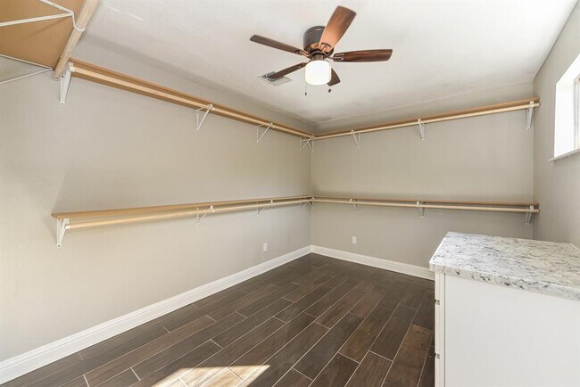 Building Photo - 6 Earlham Dr