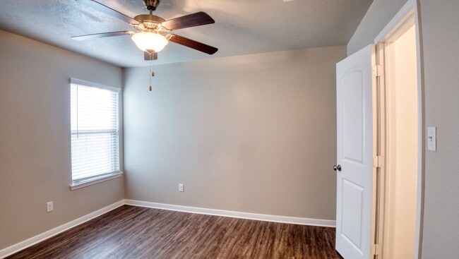 Building Photo - Spacious Single-Family Home Available Now!