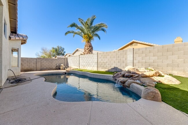 Building Photo - Charming 4-Bedroom Peoria Home with Private Pool – Great Location!