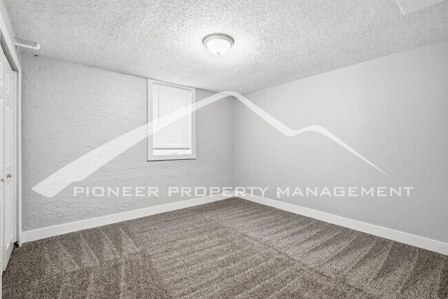 Building Photo - Spacious Home with Washer/Dryer and Fenced Yard