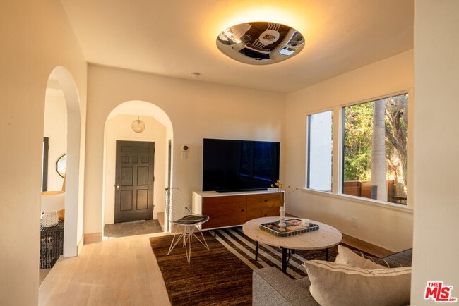 Building Photo - 2516 Silver Lake Terrace