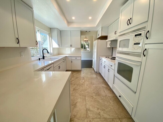 Building Photo - Gorgeous 3 bed 3 bath home in Thousand Oaks - First Time Rental!