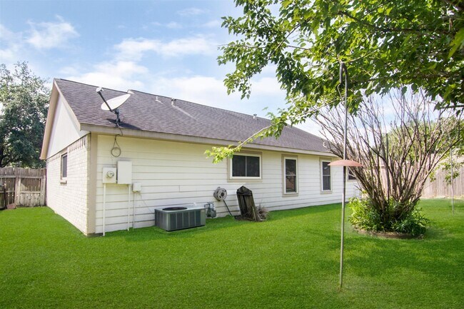 Building Photo - 2319 Anthony Ln