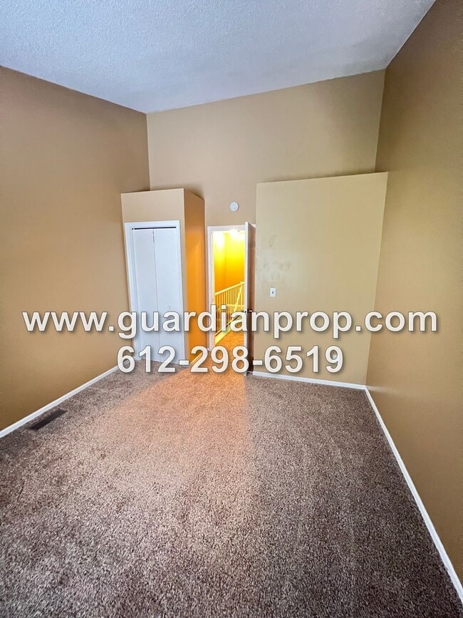 Building Photo - End Unit Maplewood Townhouse Available January 1st, Vaulted Ceilings, Patio, 2 Car Garage