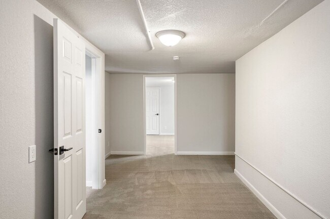 Building Photo - Recently Updated 4-Bedroom Near DU – Utilities Included + Garage Available
