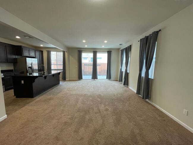 Building Photo - 3845 Lookout Dr