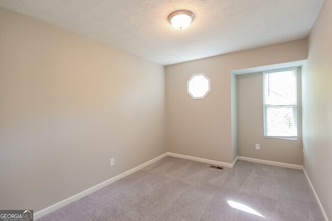 Building Photo - 733 Emerald Forest Cir SW