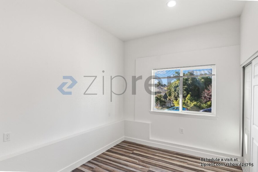 Building Photo - Unit B