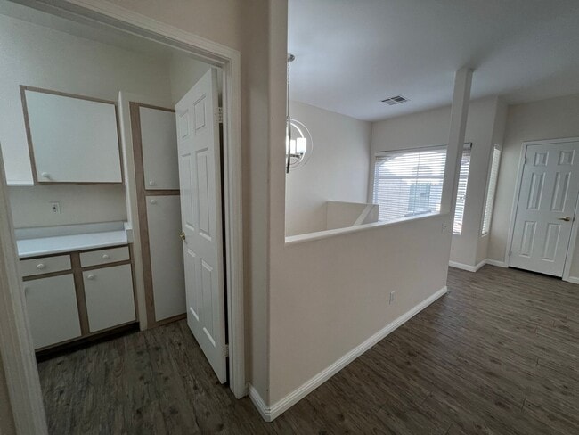 Building Photo - BEAUTIFUL UPGRADED CONDO/MANY AMENITIES - 3 BED, 2 BATH