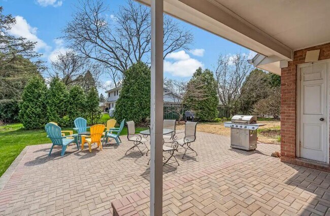 Building Photo - 3223 W Fleur De Lis Dr