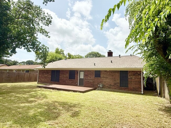 Building Photo - Elegant Recently Updated 3/2/2 Home in Ang...
