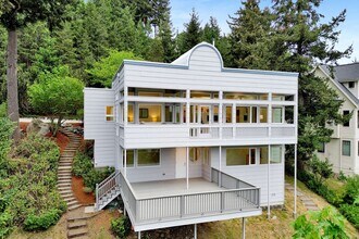 Building Photo - 213 Sea Pines Ln