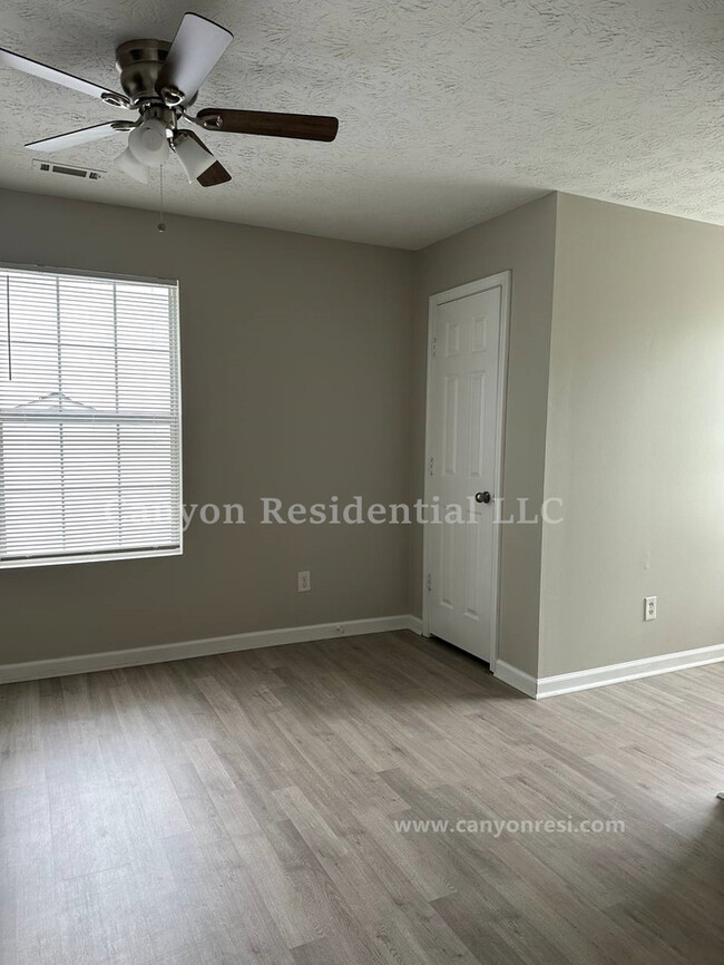 Building Photo - Beautiful 3b Room! Move in ready!